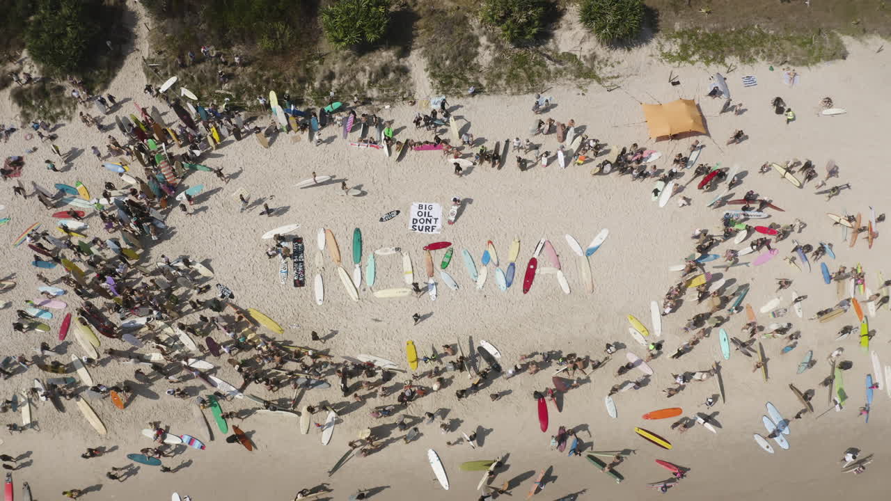 2019년 호주 뉴사우스웨일즈 바이런 베이에 있는 노르웨이 석유 회사에 반대하는 해변 해안 시위의 4k 탑 뷰 드론 샷