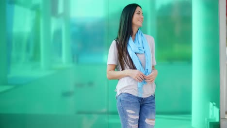 mujer feliz mirando de lado frente al vidrio