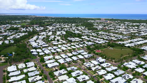 Drone-Aéreo-De-Muirhead-Darwin-Nt-Australia-Casas-De-Techo-Blanco-Con-Paneles-Solares-Y-Océano-A-Distancia,-órbita