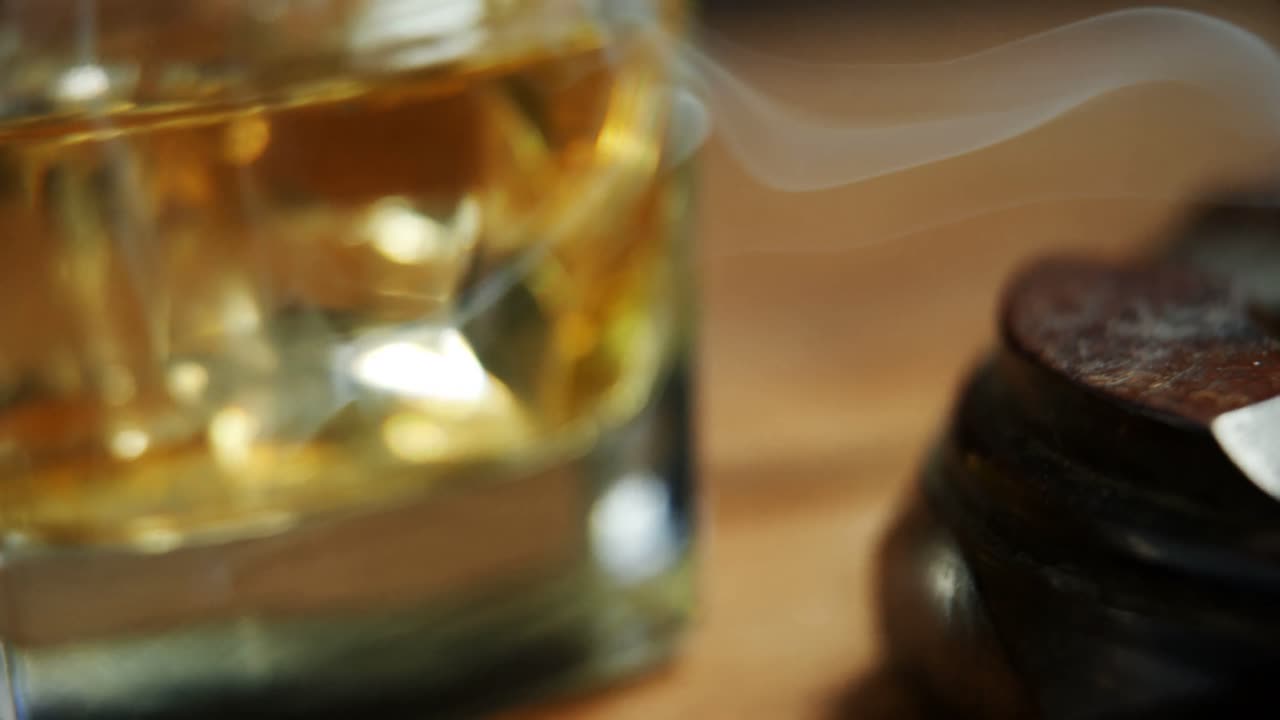 포커 테이블에서 담배, 카드 게임 및 맥주 한 잔 4k