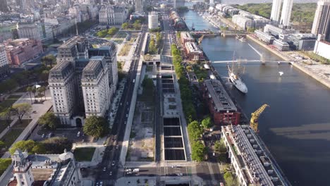 Autos,-Die-Entlang-Der-Paseo-Del-Bajo-Avenue-Im-Puerto-Madero-bereich-In-Buenos-Aires-City-Bei-Sonnenuntergang-Fahren