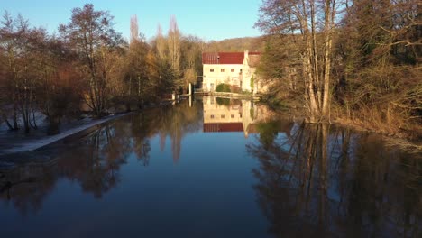 Schöne-Aufnahme-Eines-Hauses-Am-Wasser-In-Der-Normandie