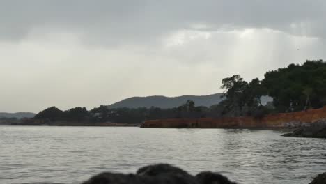 La-Tranquila-Costa-De-Ibiza-En-Un-Día-Nublado