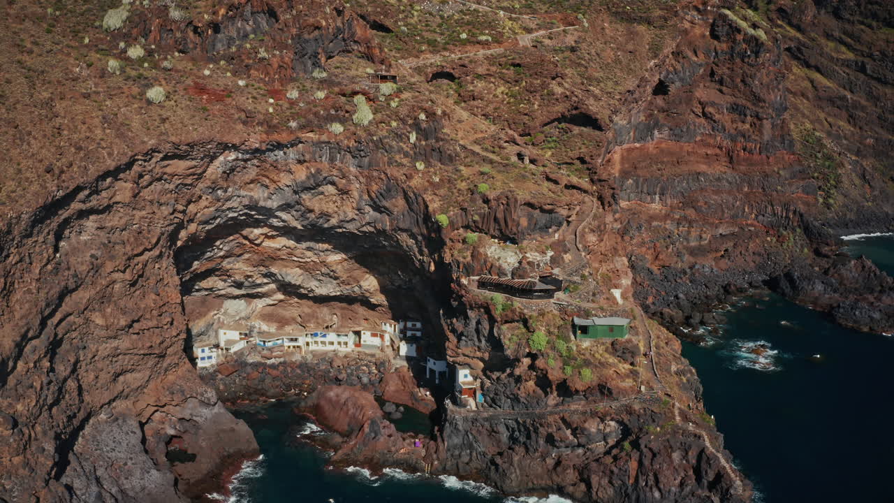 스페인 카나리아 제도의 라팔마 섬에 있는 포리스 데 라 칸델라리아 동굴 위에서 촬영된 공중 드론입니다.