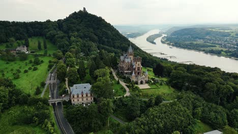 Hoch-Oben-Auf-Einem-Hügel-Gelegen,-Ein-Anwesen-Und-Eine-Fabelhafte-Villa-Im-Stil-Eines-Palastes