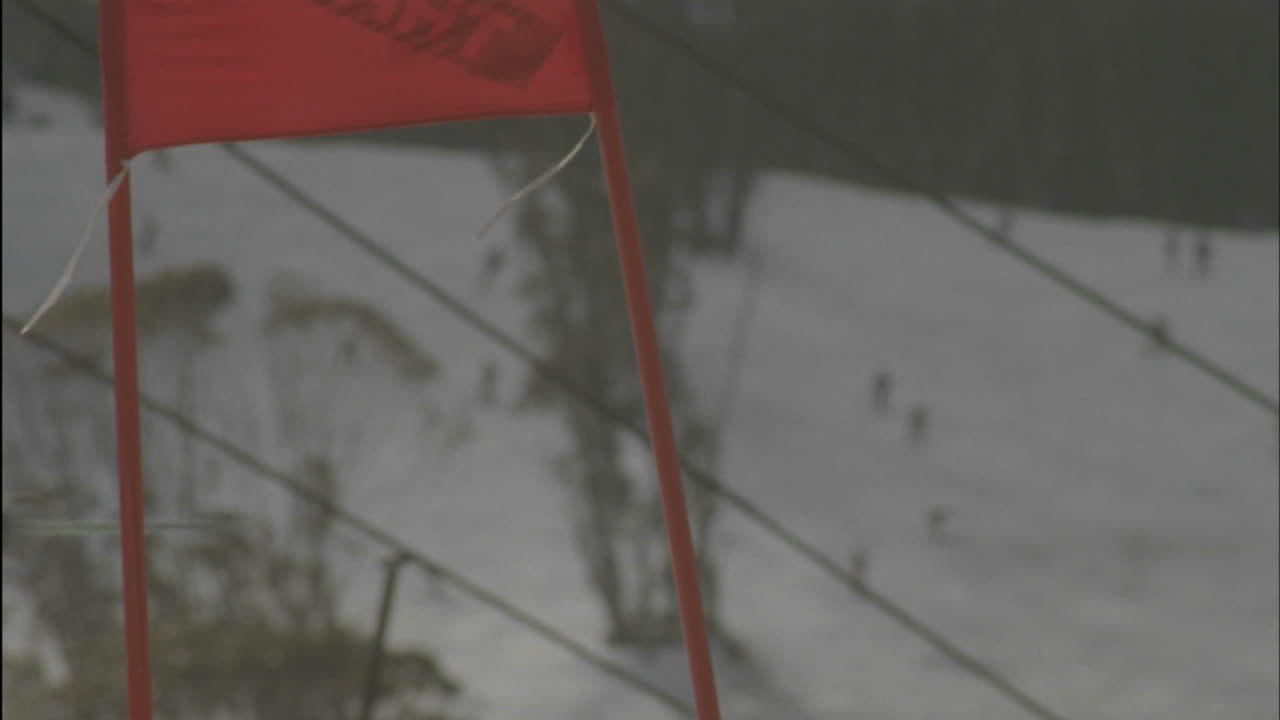 슬라롬 주변의 언덕 아래로 하늘을 나는 사람