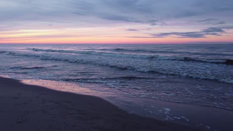 Schöner-Sonnenuntergang-Auf-Meer,-Friedliche-Wellen,-Die-Gegen-Sand-Krachen,-Statisch