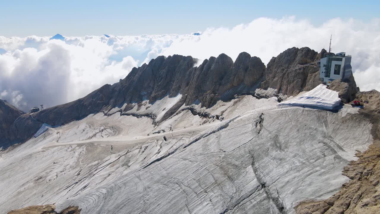 vistas aéreas de la cima de la montaña marmolada en los dolomitas italianos