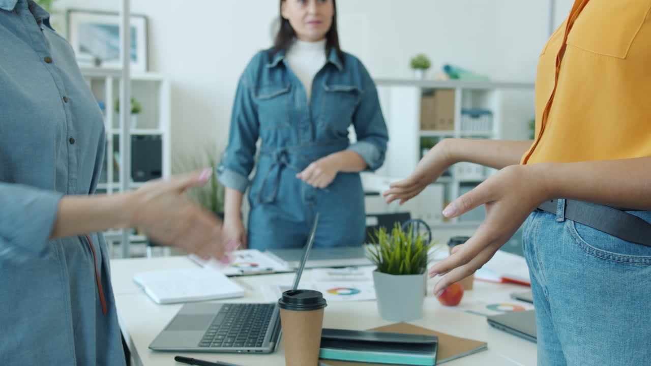 mujeres de negocios en la reunión