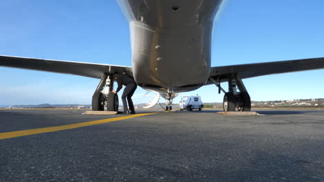 Piloto-Que-Realiza-Una-Verificación-Previa-Al-Vuelo-En-Un-Avión-Privado-Antes-Del-Despegue