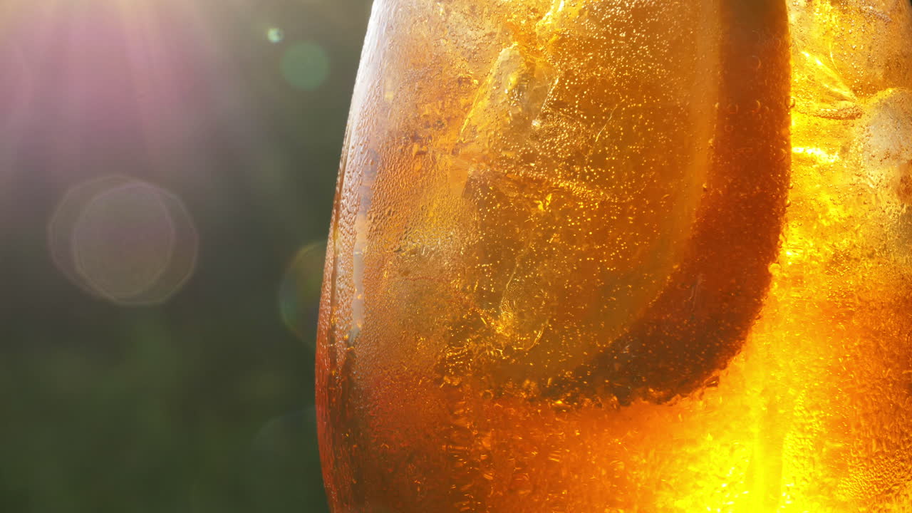 refrescante bebida de naranja al sol - 4k 60fps