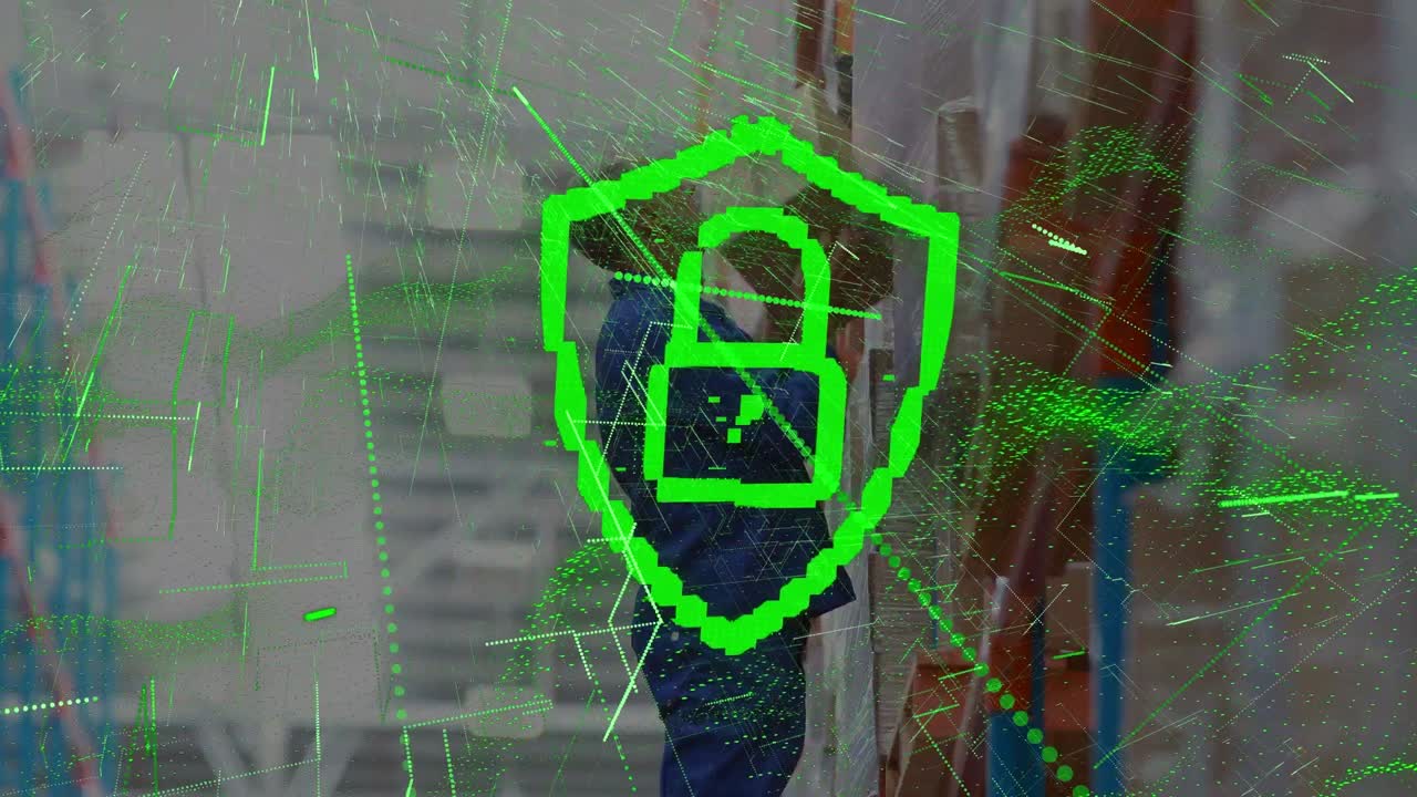 animación de un candado digital con líneas verdes sobre un trabajador de almacén caucásico