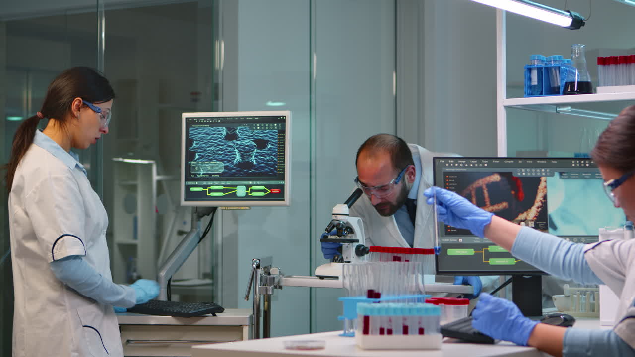 hombre científico de investigación mirando muestras bajo el microscopio