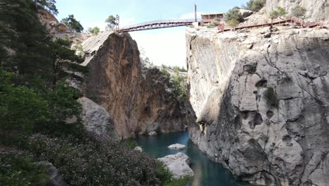 valle en el cañón del río