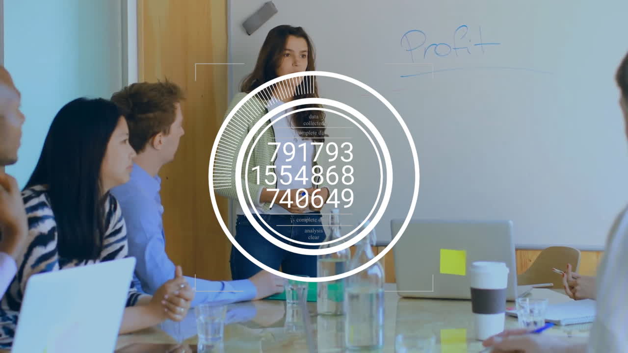 Animazione dell'elaborazione dati su diverse figure professionali in ufficio