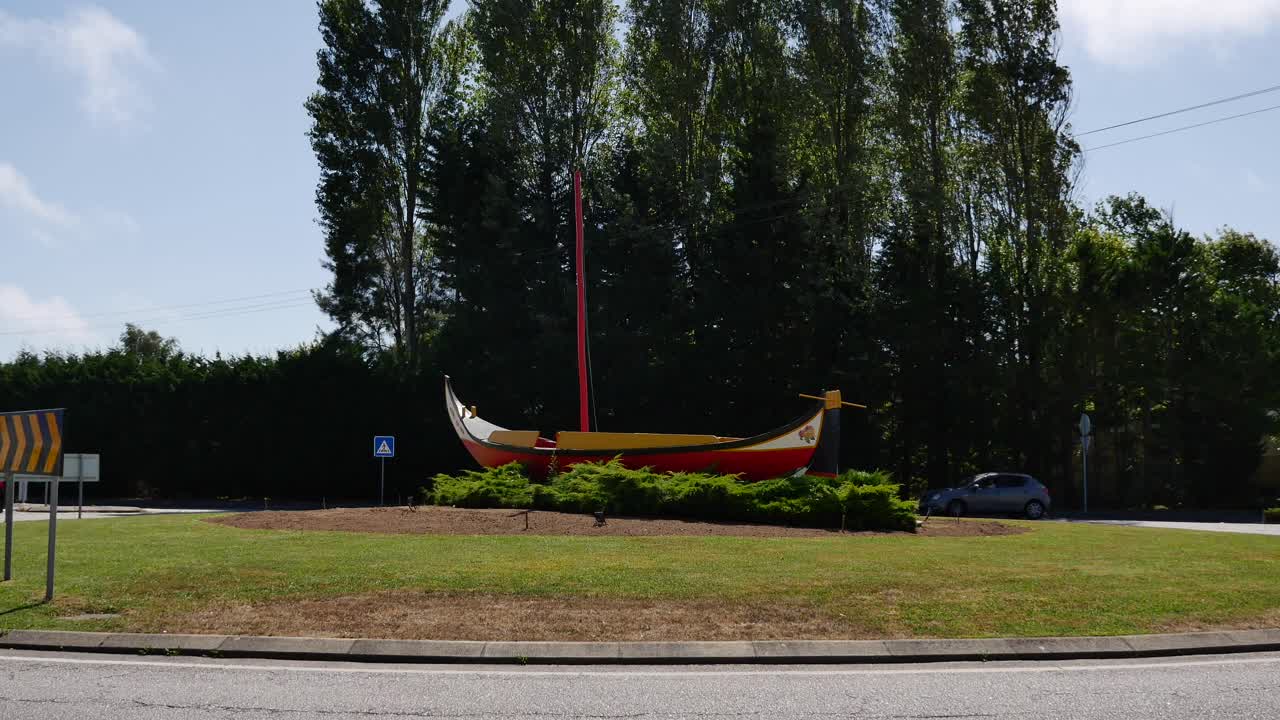 움직이는 자동차와 중간에 보트가 있는 도시의 큰 원형 교차로