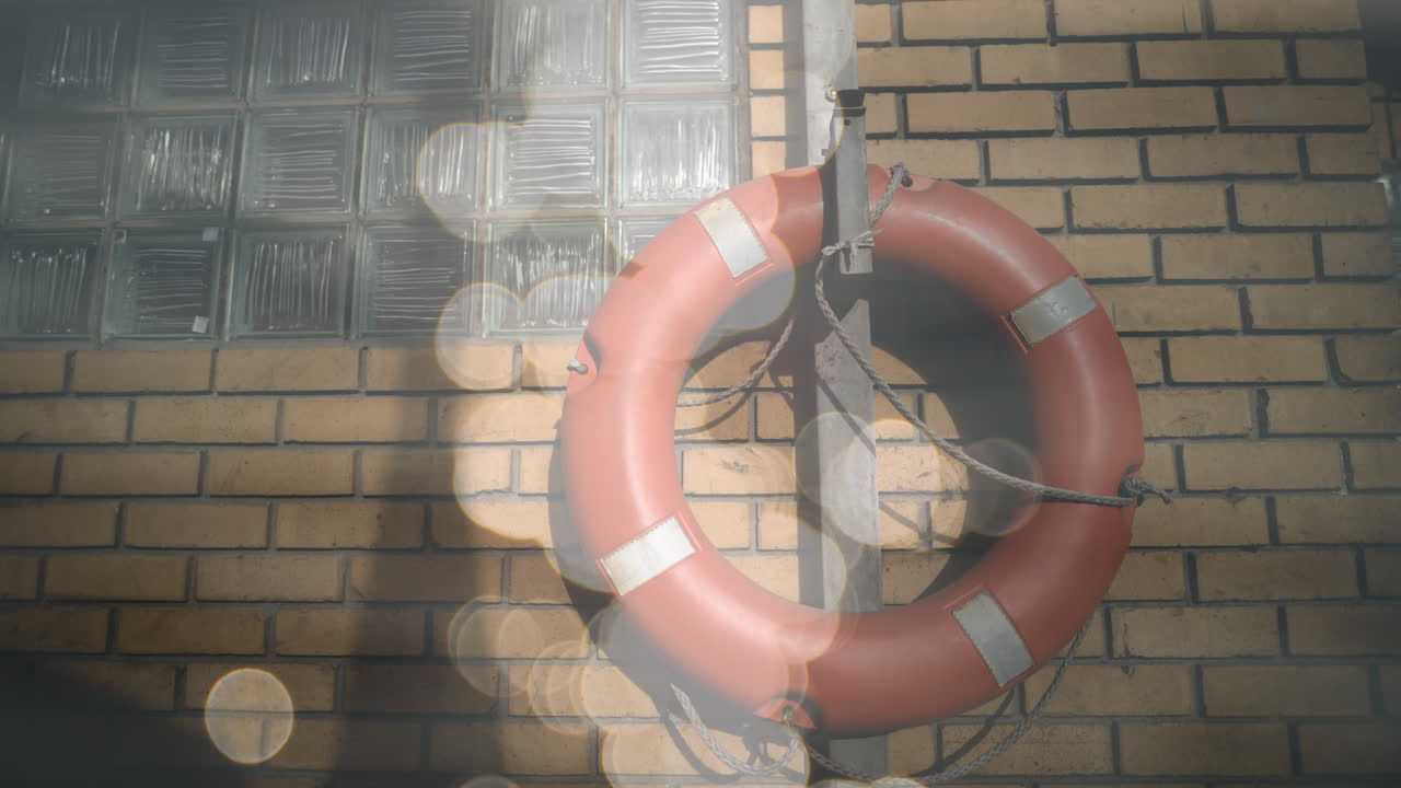 animación de senderos de luz sobre el cinturón salvavidas en la pared.