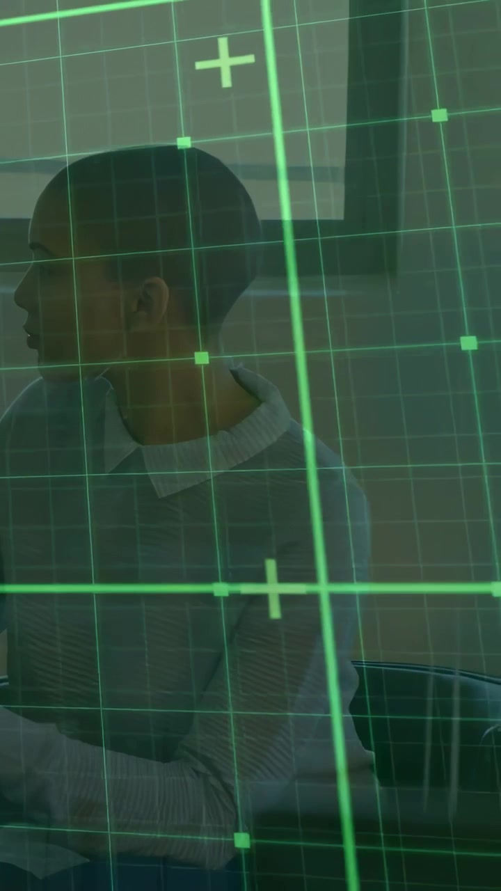 Video verticale: Donna che gira a sinistra usando un dispositivo in un ufficio tecnologico, attivando un HUD verde che le copre il viso