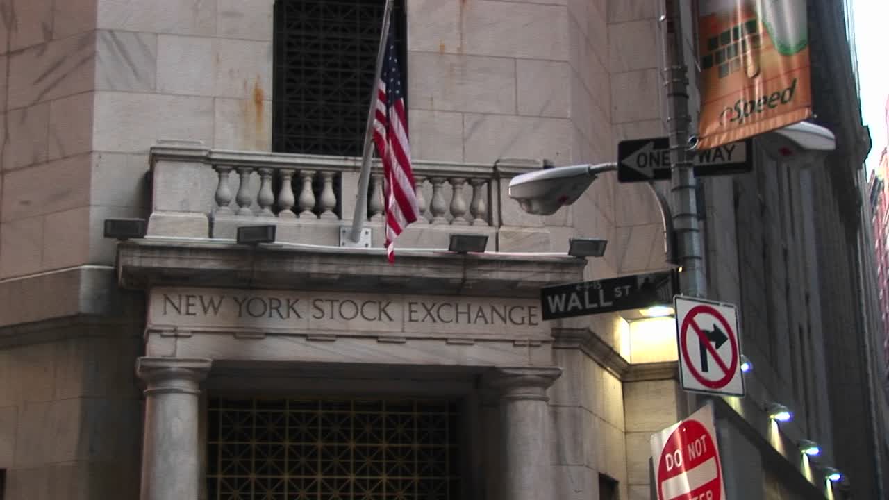 뉴욕 금융가의 뉴욕 증권 거래소와 월스트리트 표지판