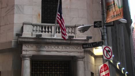 La-Bolsa-De-Valores-De-Nueva-York-Y-El-Signo-De-Wall-Street-En-El-Distrito-Financiero-De-Nueva-York