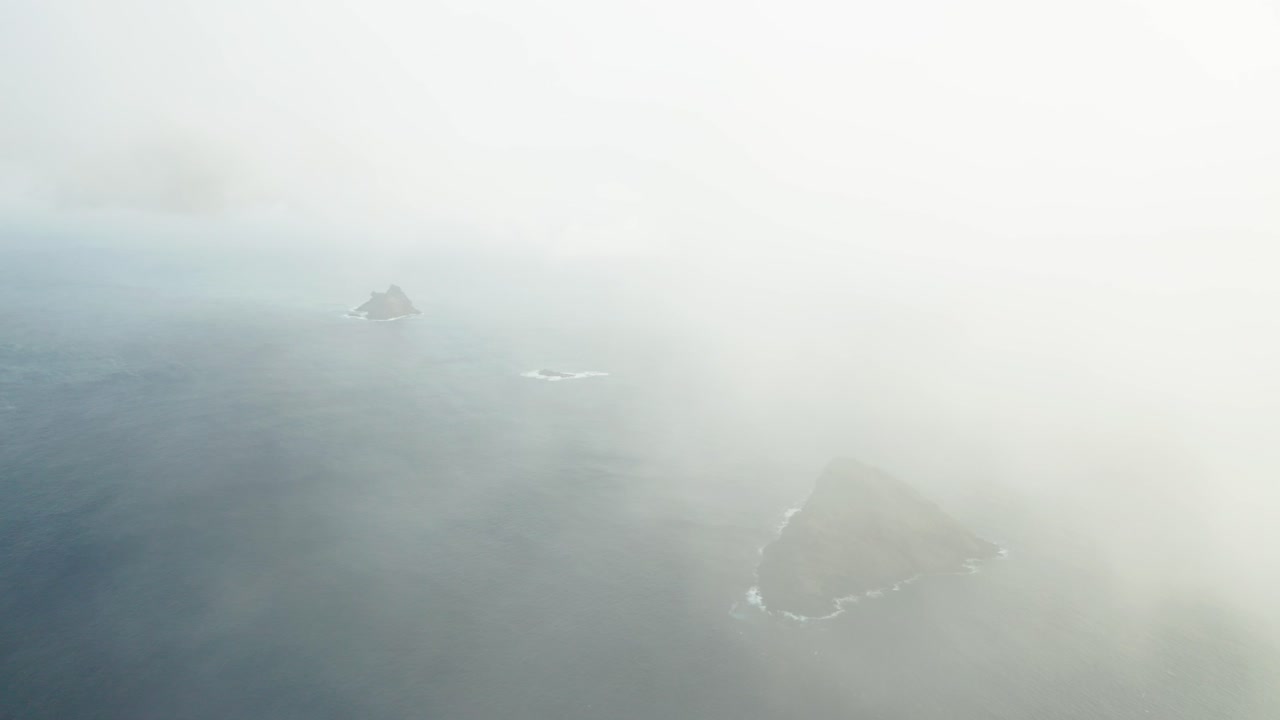 두꺼운 구름과 안개가 있는 푸른 대서양의 신비한 섬들, 공중