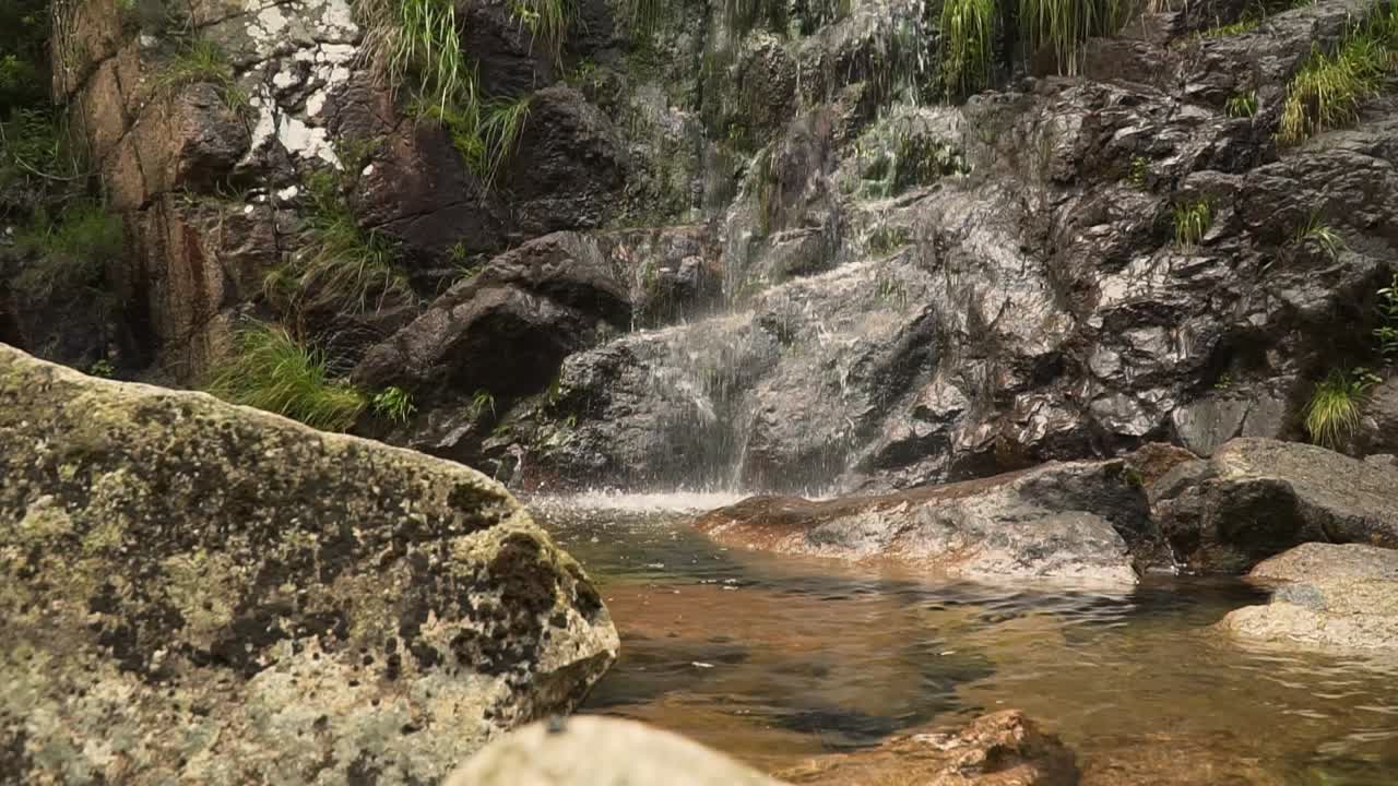 arroyo de aguas tranquilas en ponta do sol, isla de madeira, portugal