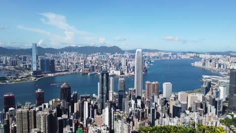 Pan-Izquierda-Vista-Aérea-Del-Horizonte-Y-La-Bahía-De-Hong-Kong-En-Un-Día-Claro