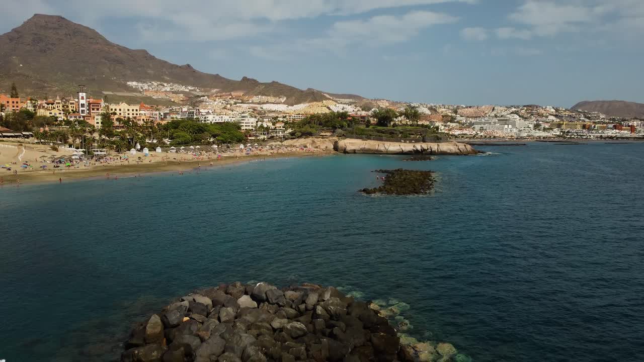 hermosa vista panorámica con mar azul a la orilla del mar en los cristianos al sur de tenerife tiro con drones