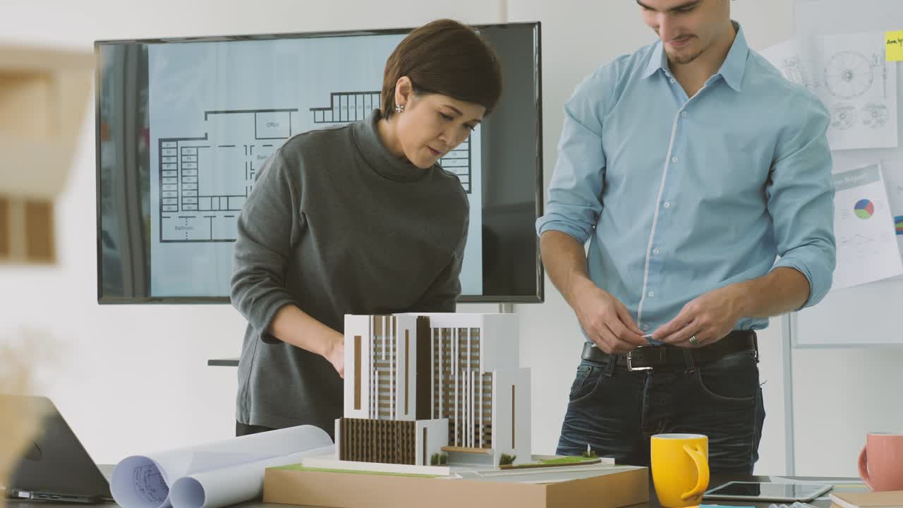 equipo de arquitectos creativos que trabajan juntos en un estudio de arquitectos