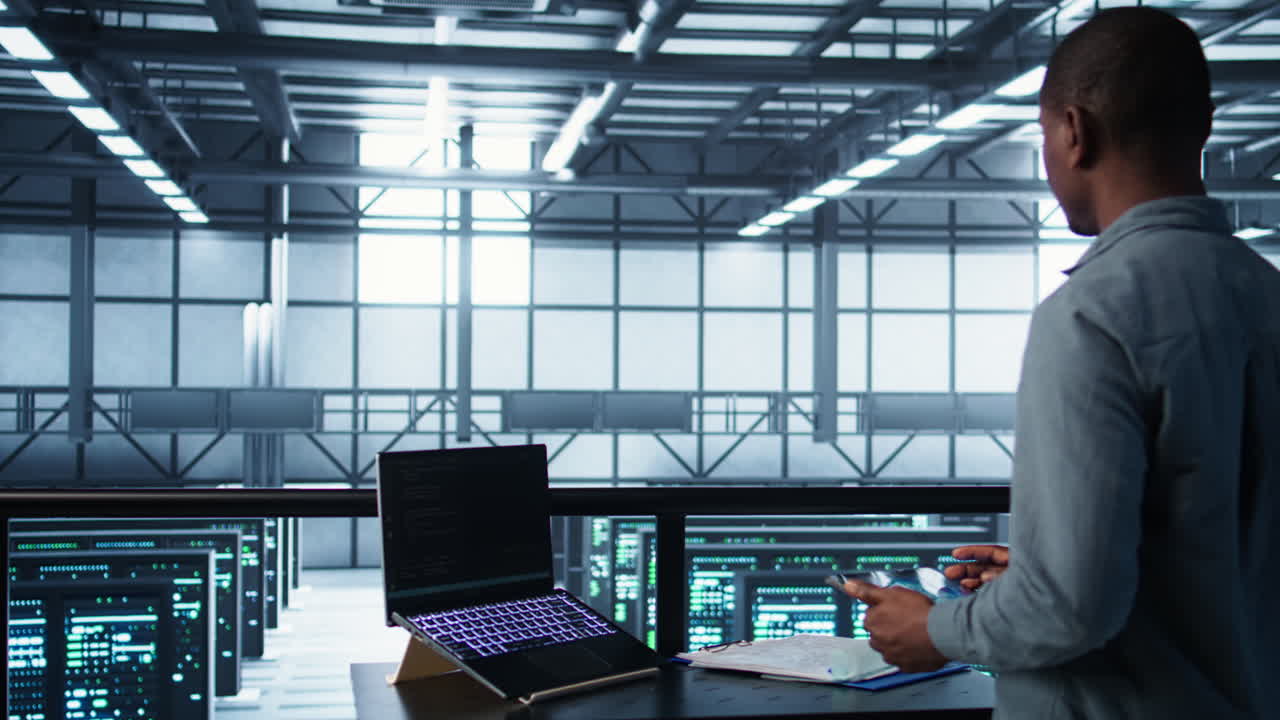 인공지능 기술을 통합한 노트북과 태블릿을 가진 데이터 센터의 기술자