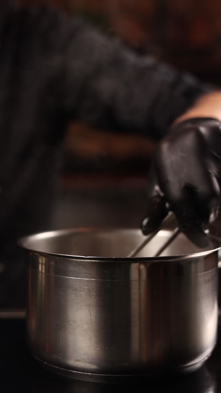 chef cocinando pasta