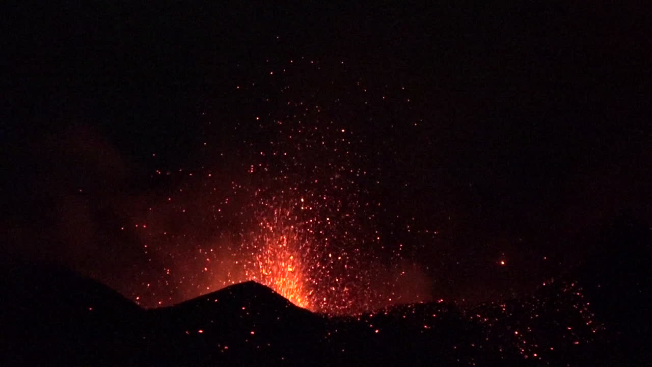 el volcán de cabo verde entra en erupción por la noche de manera espectacular en la isla de cabo verde frente a la costa de áfrica 10