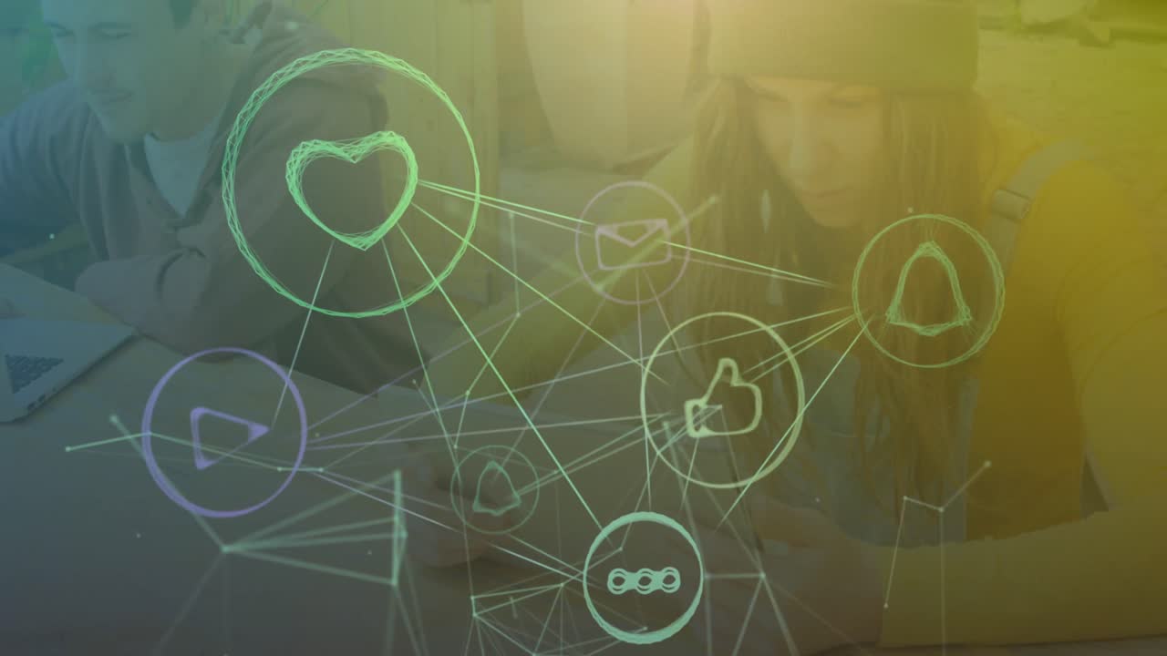 연결 네트워크를 통해 디지털 아이콘의 애니메이션과 태블릿을 사용하는 여성