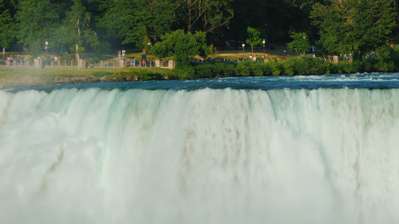 일련의 나이아가라 폭포 4k 비디오 중 하나인 숲과 나이아가라 강이 있는 아름다운 풍경