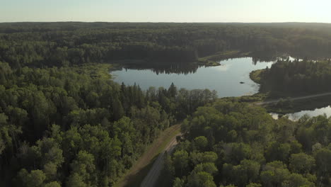 Zoomen-Sie-Aus-Der-Luft-über-Einen-LKW,-Der-Durch-Borealen-Wald-Fährt,-Saskatchewan,-Kanada