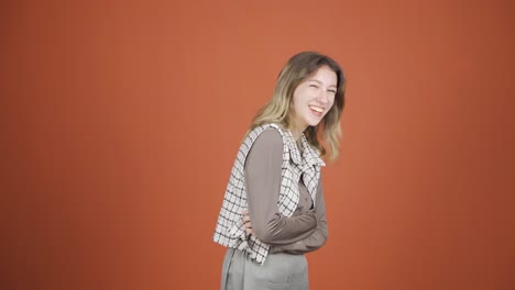 젊은 여자가 카메라에 미소