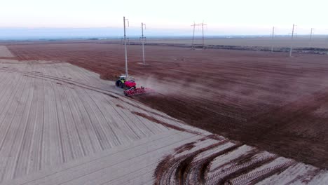 Luftaufnahme-Eines-Modernen-Traktors,-Der-Hanfsamen-Auf-Landwirtschaftlichen-Feldern-Aussät---Drohnenaufnahme