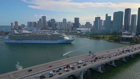 거대한 크루즈 선박에 macarthur causeway 다리 위의 아름다운 공중