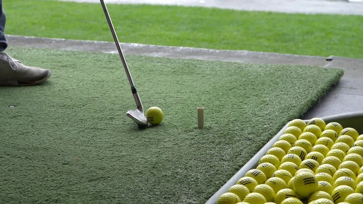 angolo inferiore di un colpo di golf di ferro