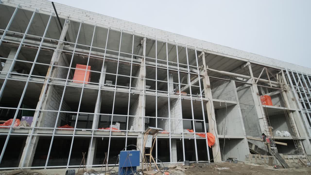 la fachada del edificio durante la renovación.