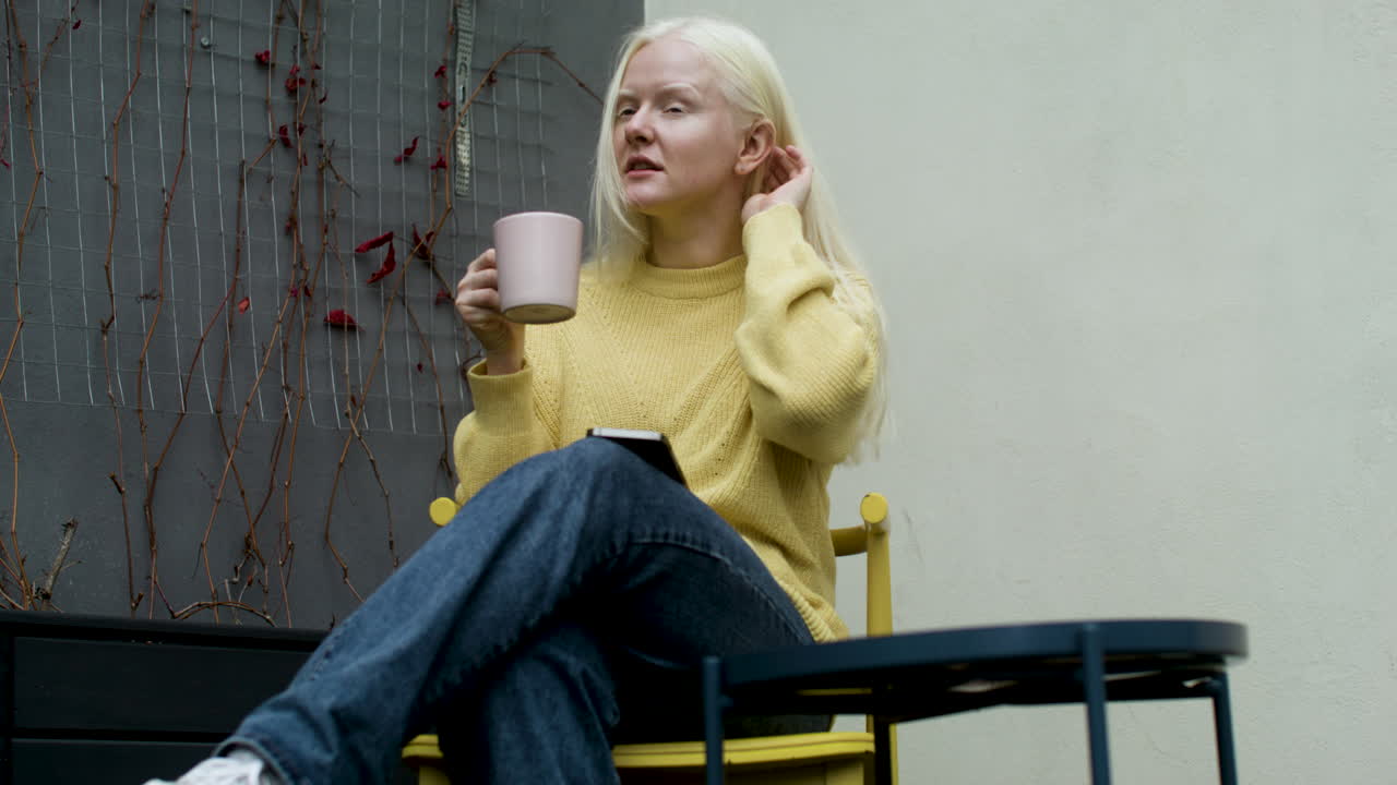 야외에서 커피잔을 들고 행복한 여자