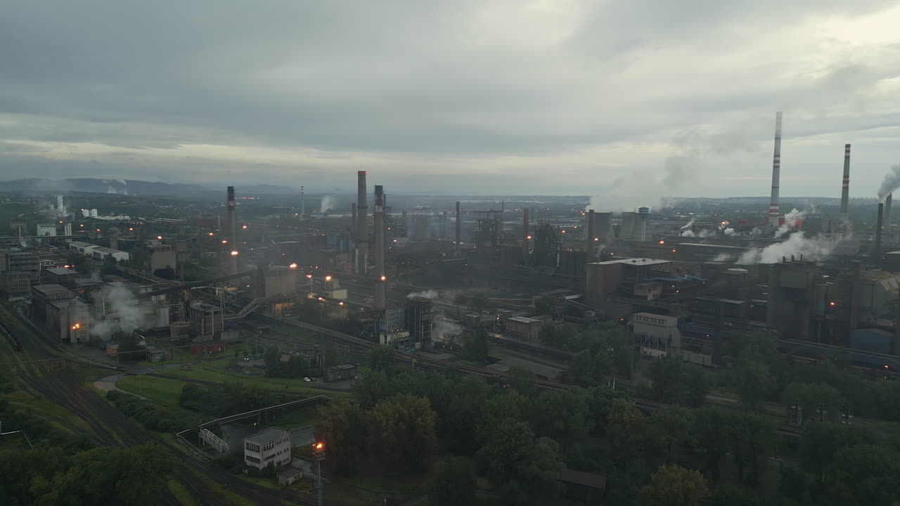 вид с воздуха на один из крупнейших металлургических заводов в чешской республике, острава