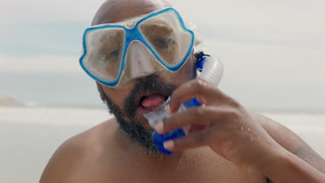 retrato feliz hombre afroamericano con gafas y snorkel sonriendo disfrutando de un día soleado en la playa listo para nadar en el mar 4k