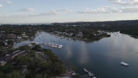 Segelyachten-Und-Boote-Liegen-Im-Yachtclub-In-Pittwater,-Sydney,-Australien