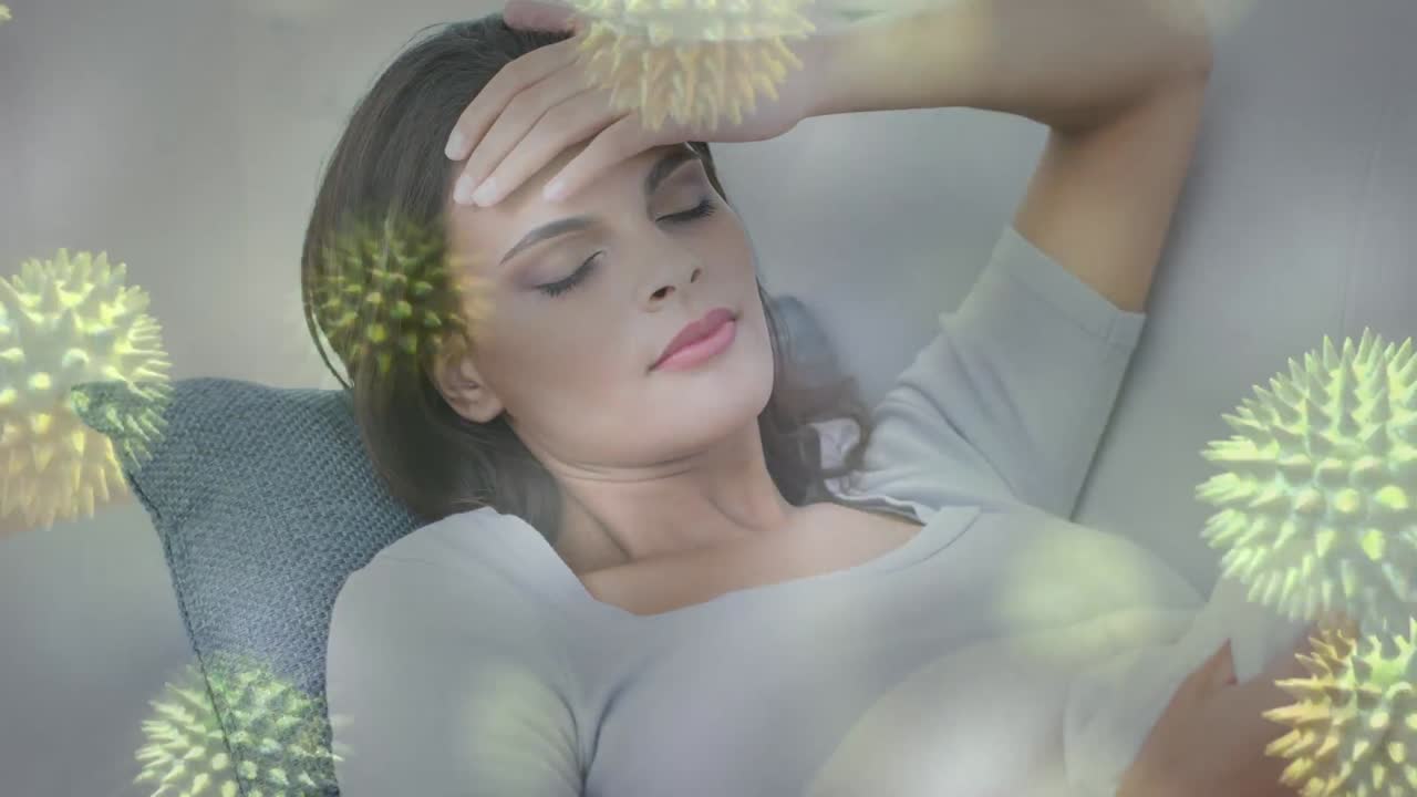 코로나19 세포가 집에서 소파에 누워있는 병든 백인 여성 위에 떠다니는 복합 비디오