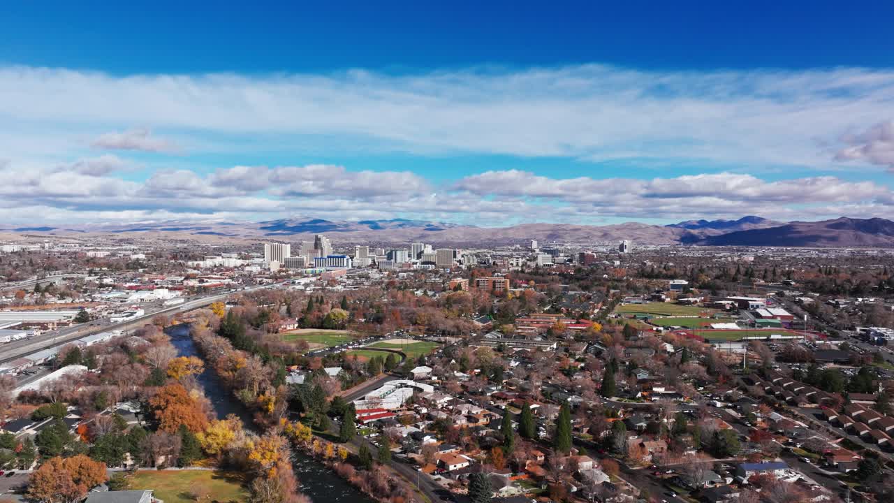 drone disparó empujando en reno, nevada con nubes y cielo azul