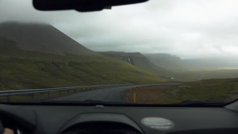 conduciendo a través de la hermosa naturaleza islandesa en el punto de vista de la carretera de montaña