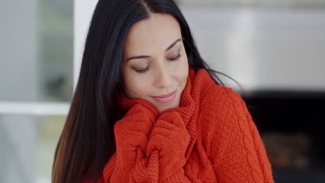 mujer acurrucada en su cálida moda de invierno