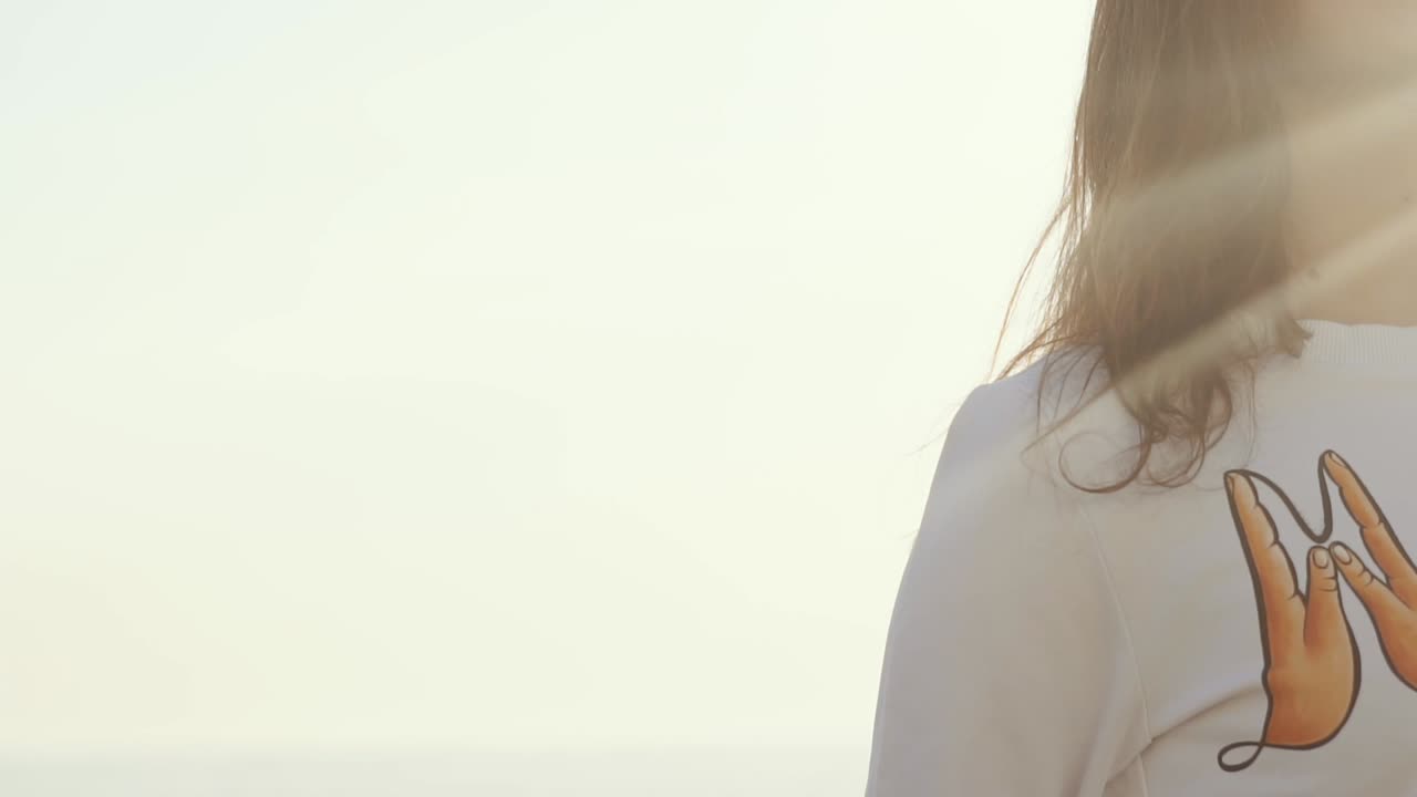 세련된 스웨터를 입은 여자