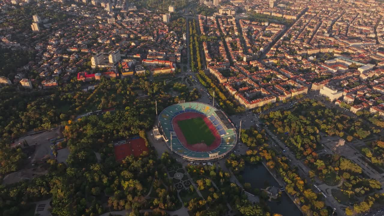 Lo stadio di Sofia si trova tra montagne, strade e panorami urbani, Bulgaria